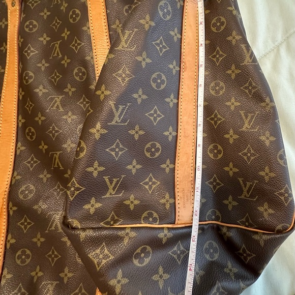 Authentic louie vitton travelling bag bought in France. - Picture 2 of 8